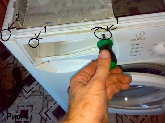 открутить болты на лицевой части